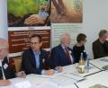 Bild: Portner
Bei der Pressekonferenz freuen sich Josef Schönhammer (von links) und Franz Rösl über die international renommierten Referenten Prof. Ernst Ulrich von Weizsäcker, Ursula Hudson, Felix Prinz zu Löwenstein und Franz Ehrnsperger. Ihr gemeinsamer Appell: „Ohne gesunden Boden ist alles krank.“