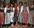 Bild: hir
Stolz präsentierten die Damen ihre selbstgenähten Dirndl, die unter der Anleitung von Schneidermeisterin Edeltraud Wild (hinten, links) entstanden. Bezirksheimatpfleger Florian Schwemin (hinten, rechts) begutachtete die sehenswerte Ergebnisse und gratulierte herzlich.
