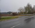 Bild: ak
Von der Staatsstraße nach links ins geplante Wohnbaugebiet nördlich von Plössen abbiegen? Dagegen sperrt sich das Straßenbauamt. Die Erschließung soll daher über eine Einbahnstraße von der Bürgermeister-Kohl-Siedlung her erfolgen.