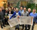Bild: njn
ATC-Präsident Manfred Gärber und Ehrenpräsident Helmut Prem (von links) übergaben die Spenden an Brunhilde Minnich (Sechste von links) vom Kindergarten, Korbinian Kreuzer (Dritter von rechts) von der Jugendfeuerwehr sowie Wolfgang Baierl (Fünfter von rechts) vom ATC Weiden.