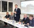 Bild: ckl
Staatsminister Hans Reichhart (stehend) erläuterte die Fördermöglichkeiten im Wohnungsbau.