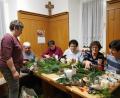 Bild: gi
Kreativ gefertigte Adventsgestecke und Socken und anderes kann am Sonntag vor und nach dem Gottesdienst in der Etzgersriether Kirche erworben werden.