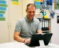 Bild: Christopher Dotzler
Lehrer Ferdinand Stipberger verbringt viel Zeit an seinem mobilen Endgerät. Der Preisträger des Deutschen Lehrerpreises ist nicht nur an der Neunburger Realschule als Pädagoge tätig, sondern fungiert auch als Berater für digitale Bildung für die Dienststelle des Ministerialbeauftragten.