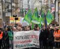 Bild: Wolfgang Steinbacher
"Wir sind hier, wir sind laut, weil man uns die Zukunft klaut", skandieren rund 200 Teilnehmer des Fridays-for-Future-Protests in der Innenstadt. Die Georgenstraße füllt der trommelnd, singend und immer wieder die zentralen Forderungen rufend marschierende Zug auf voller Breite aus.