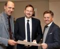 Bild: lst
Der Flosser CSU-Fraktionssprecher Harald Gollwitzer unterhielt sich beim Besuch des Bayerischen Staatsministers Hans Reichhart und mit Landtagsabgeordnetem Tobias Reiß (von links) in Erbendorf über Wohnungsbauförderung im ländlichen Raum.
