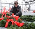 Bild: Gabi Schönberger
Gärtnermeisterin Christine Egeter legt letzte Hand an die Adventskränze, die vor allem in Schulen hängen.