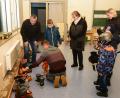 Bild: bey
Bei der Anprobe hilft Schulhausmeister und Skifahrer Alexander Schön.