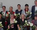 Bild: tr
Ehrungen und Verabschiedungen in den Ruhestand waren der Anlass für eine Feierstunde im Krankenhaus Tirschenreuth. Unser Bild zeigt die Jubilare und Ausscheider zusammen mit der kommissarischen Pflegedienstleiterin Renate Lindgens und Krankenhausleiterin Claudia Kost (von rechts) sowie Manfred Tretter (links), der seitens des Vorstands angereist war.