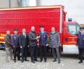 Bild: sm
Landrat Andreas Meier (Vierter von links) übergibt an den Altenstädter Feuerwehr-Kommandanten Gottfried Amschl (Vierter von rechts) den Fahrzeugschlüssel für den Katastrophenschutz-Gerätewagen-Logistik (GW-L).