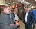 Bild: hme
Firmeninhaber Robert Käs (links) mit MdB Rupprecht, seiner Partnerin und Bürgermeisterkandidat Sebastian Hartl