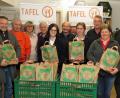 Bild: Dobmeier
Tafel-Vorsitzender Josef Gebhardt (rechts) freut sich über 400 Spendentüten mit haltbaren Lebensmittel, die zu Weihnachten an die Abholer kostenlos verteilt werden.