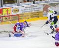 Bild: Roland Rappel
Die Blue Devils feierten am Freitagabend einen überraschenden 4:3-Erfolg beim Deggendorfer SC. Hier schießt der zweifache Torschütze Tomas Rubes zum 3:0 ein.