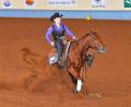 Bild: Jeff Kirkbride/exb
Simona Neumüller auf ihrem Leihpferd, der Quater-Horse-Stute " Lill Raff Secret", beim Turnier in den USA.