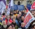 Bild: Ole Spata/dpa
Teilnehmer einer Gegendemonstration des Bündnisses „Bunt statt Braun“ protestieren im Zentrum von Hannover gegen einen Neonazi-Aufmarsch und für die Pressefreiheit. Die rechtsextreme NPD hatte zu einer Demo gegen Journalisten aufgerufen, die kritisch über die rechte Szene berichtet haben.