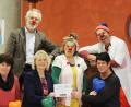 Bild: exb/Eva Maria Rauch
Die Verantwortlichen und Organisatoren (von links) Rita Vollath, Hans Winter, Josefine Kick und Gabriele Birkner, übergeben den KlinikClowns „Frau Dr. Rosalie Sprudl“, und „Dr. Beppo“ die Spende des Bauernverbands Neustadt/Weiden.