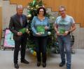 Bild: flt
Initiatorin Tina Zeitler, Bürgermeister und Vereinskartellvorsitzender Lothar Müller (links) und stellvertretender Vorsitzender Toni Müller stellten den Informationsflyer vor, der in den örtlichen Geschäften und im Rathaus ausliegt. Sie hoffen auf viele Besucher bei allen Adventsfenstern.