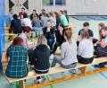 Bild: Tobias Kraus, BSZ Wiesau/exb
An der Berufsschule in Wiesau fand der Vorlesetag in der Turnhalle statt. Dort wurde Lesen mit Sport verknüpft.