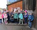 Bild: exb
Die Kombiklasse 3/4 der Grundschule Plößberg schaute sich mit ihrer Lehrerin Ulrike Remold auf dem Walerhof in Pilmersreuth an der Straße um. Michaela Weigl (links, hinten) zeigte den Schülern den Familienbetrieb.