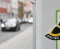 Bild: Petra Hartl
Nicht zu übersehen waren die über die Innenstadt verteilten Aufkleber Anfang Oktober. Ihre Inhalte und Botschaften ließen unmissverständlich auf ihre Herkunft schließen, indem sie sich eindeutig ausländer- und migrationsfeindlich zeigten. Zudem trugen sie das Signet der IB.
