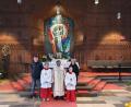 Bild: exb
Annika Gmeiner und Felix Peter gehören neu zur Schar der Ministranten für St.Peter. Im Bild (von links): Oberministrant Maximilian Würl, Annika Gmeiner, Pater Yosef Bugalit, Felix Peter und Oberministrantin Jana Neumann.