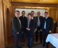 Bild: exb/Georg Hoffmann
Die Vorstandschaft des Kreisverbandes Schwandorf im Bayerischen Gemeindetag bedankte sich bei Verwaltungsdirektor Matthias Simon (Zweiter von links) für dessen Ausführungen zum Thema „Flächenverbrauch“.