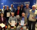 Bild: le
40, 50 und 60 Jahre halten sie der Raiffeisenbank Floß/Flossenbürg die Treue.
Stehend links Vorstandsmitglied Josef Völkl, stehend rechts Vorstandsvorsitzender Jürgen Schnappauf.