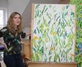 Bild: lg
Katharina Gierlach in ihrem Winklarner Atelier. Neben Blick in eine Baumkrone (rechts) wartet das Wiesenbild noch auf die Vollendung. Inspiriert wurde die Malerin hierzu nach einem Konzert im Oberviechtacher. Kulturzentrum in der Marktmühle.