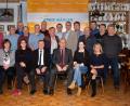 Bild: ang
Optimismus prägte die Nominierungsversammlung der Freien Wähler. Sitzend von links: Elisabeth Zeitler, Lisa Prucker, Johann Neugirg, Werner Prucker, Franziska Espada und Susanne Schwamberger. Stehend von links: 
Erich Hasenfürter, Reinhard Zier, Dietmar Schieder, Roland Beyer, Stefan Schödel, Günter Roderer, Lothar Neugirg, Markus Neugirg, Landratskandidat Ely Eibisch, Anton Kick, Franz Schöpf, Albert Bader, Peter Meißner und Peter Schieder. Bild: ang