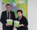 Bild: exb
Landrat Thomas Ebeling und Irene Schiml, Leiterin des Fachbereichs Kommunale Abfallwirtschaft, präsentieren die druckfrischen Exemplare des neuen Müllmagazins.