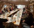 Bild: exb
Markus Strauß (stehend) stellte seine Konzeption eines Essbaren Wildpflanzenparks in Neualbenreuth vor.
