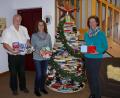 Bild: kgg
Das Bücherei-Team mit Gerda Sommer, Andrea Burger und Gerhard Laab (von rechts) am großen weihnachtlichen „Bücher-Baum“ in der Stadtbücherei Waldsassen.