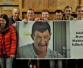 Bild: grm
Mit einer Bandenwerbetafel für den Fußballplatz überraschte der HPZ-Rehssport-Verein ihren Kameraden Adolf Mutzbauer (6.v.r.) zum 60. Geburtstag.