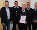 Bild: sche
Wolfgang Schäffer (Mitte) wird zum Ehrenmitglied der Freiwilligen Feuerwehr Aschach ernannt. Gratulanten sind (von links) Bürgermeister Alwin Märkl, Kommandant Norbert Hiller, Vorsitzender Klaus Püschl und Kreisbrandrat Fredi Weiß.