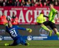 Bild: Daniel Karmann/dpa
Der Wiesbadener Manuel Schäffler (rechts) chippt den Ball am Nürnberger Torwart Felix Dornebusch vorbei zum 1:0 für den bisherigen Tabellenletzten.