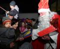 Bild: bey
Nikolaus verteilt vor dem Landricherschloss an die Kinder Adventskalender.