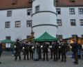 Bild: dob
Die Grenzland-Jagdhornbläser eröffnen traditionell den "Advent im Schloss", bevor Bürgermeister Andreas Wutzlhofer (links) die Besucher im Schlosshof willkommen heißt.