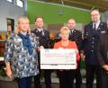 Bild: fz
Die Vertreter der Feuerwehr geben dem Elternbeirat 250 Euro. Rektor Günther Paul (rechts) freut sich auch.