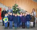 Bild: lk
Christbaumplantagenbesitzer Lorenz Schön (links) übergibt je einen Christbaum an Bürgermeister Lothar Müller (Zweiter von rechts) für den Markt und einen an Rektorin Irmgard Wittmann (recht) für die Grundschulaula.