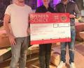 Bild: hl
Stefan Kuchenreuther (links) und Bastian Diepold dankten Susann Daubitz für die große finanzielle Unterstützung.