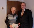 Bild: Stefanie Gradl
Dritter Bürgermeister Heinrich Ruppert (rechts) überbringt dem Jubilar Paul Schneider die Glückwünsche der Stadt.