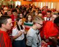 Bild: mef
Kleine und große Fans stehen Schlange, um sich in Floß Autogramme und Fotos vom 19 Jahre alten Bayern-Star Alphonso Davies zu holen.