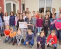 Bild: mmj
Die Kommunionkinder dieses Jahres aus der Pfarreiengemeinschaft Tiefenbach-Treffelstein-Biberbach mit Pfarrer Albert Hölzl, Klassenlehrerin Waltraud Eichstetter (hinten rechts) sowie Mitarbeiterinnen vom "Haus Jägerhof" in Schönsee.