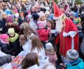 Bild: mab
Seine Geschenke sind gefragt. Der Nikolaus hat allerhand zu tun, um die vielen kleinen Hände zu bedienen.