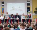 Bild: exb
Fünf Mitglieder des Elternbeirats und stellvertretender Bürgermeister Hermann Böhm lasen aus dem Kinderbuchklassiker „Räuber Hotzenplotz“ vor.