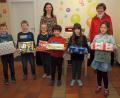 Bild: sön
44 bunt gepackte Päckchen konnten Schüler der Grundschule gemeinsam mit Rektorin Christine Kölbl (hinten links) an die Riedener Initiatorin der Aktion Pomoc, Marga Kraus, (hinten rechts) weitergeben.