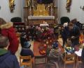 Bild: stn
Die Kinder legen ihre Herzen rund um den Stall am Altar ab.