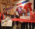 Bild: mde
Der Bayern-Fanclub spendete je 700 Euro an die Jugendblaskapelle Kemnath und die Kinderkrebshilfe Nordoberpfalz. Die Schecks überreichten Vorsitzender Rainer Kische, Kassier Klaus Fiebig (von rechts) und Zweiter Vorsitzender Johannes Kreuzer an Andreas Sächerl, Nele Hassel, Monika Pregler und Herbert Putzer (von links).