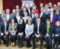 Bild: Thomas Dobler
Nach ihrer Nominierung bei einer CSU-Delegiertenkonferenz fanden sich die 60 Kandidaten für die Kreistagswahl zu einem Gruppenfoto zusammen. Ganz oben auf der Liste befindet sich Landrat Thomas Ebeling (sitzend, Mitte), links daneben die Zweitplatzierte Martina Englhardt-Kopf. Auf Platz drei kandidiert Marianne Forster (rechts neben Ebeling), auf Platz vier der Landtagsabgeordnete Alexander Flierl (stehend, ganz rechts).