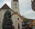 Bild: sön
Mit einem Bagger der Firma Zapf wurde der von Evi und Dieter Teich spendierte Baum zu seinem Standplatz vor der Pfarrkirche Mariä Himmelfahrt transportiert und aufgestellt.