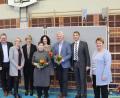Bild: Theresia Ehbauer/exb
Glückwünsche für das neue Führungsteam der Rupert-Egenberger-Schule mit Schulleiter Michael Schuierer (Dritter von rechts) und den beiden Konrektorinnen Nadine Heldrich (Vierte von rechts) und Rita Heiß (Mitte).